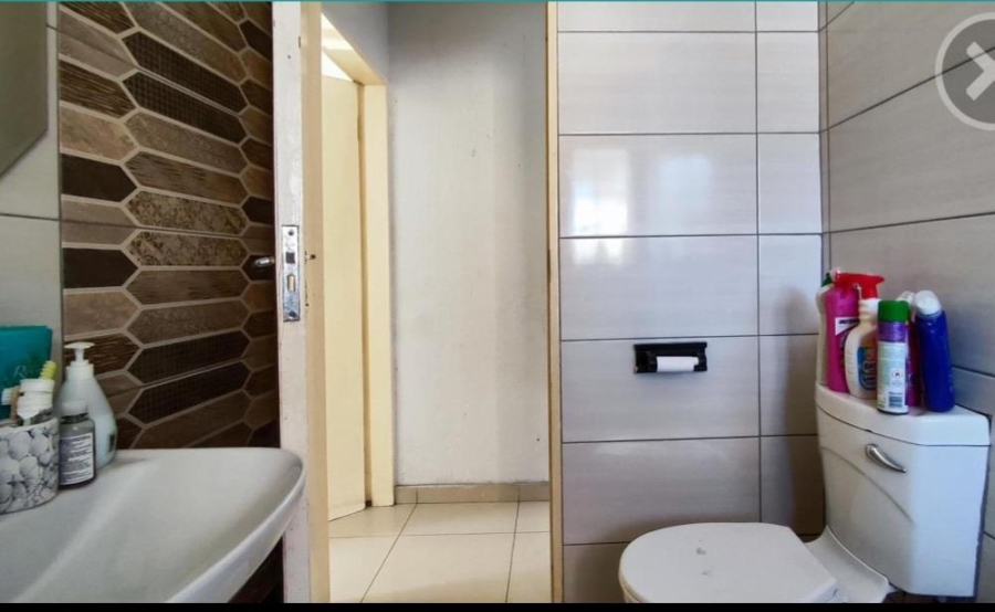 2 Bedroom Property for Sale in Chloorkop Gauteng