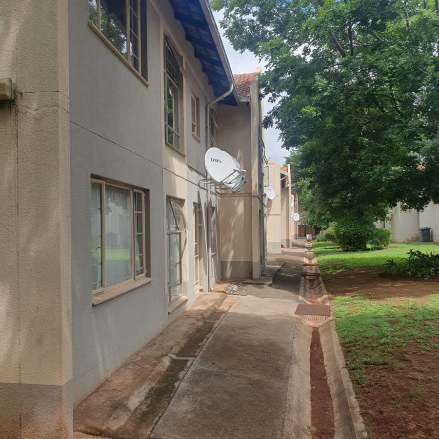 2 Bedroom Property for Sale in Die Hoewes Gauteng