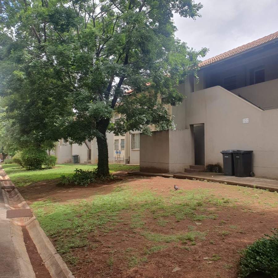 2 Bedroom Property for Sale in Die Hoewes Gauteng