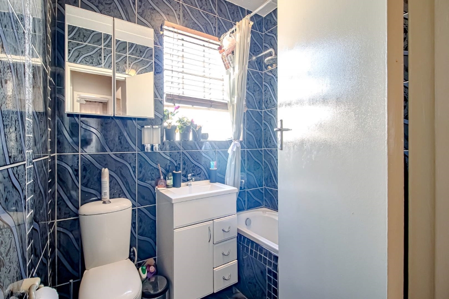 2 Bedroom Property for Sale in Die Hoewes Gauteng