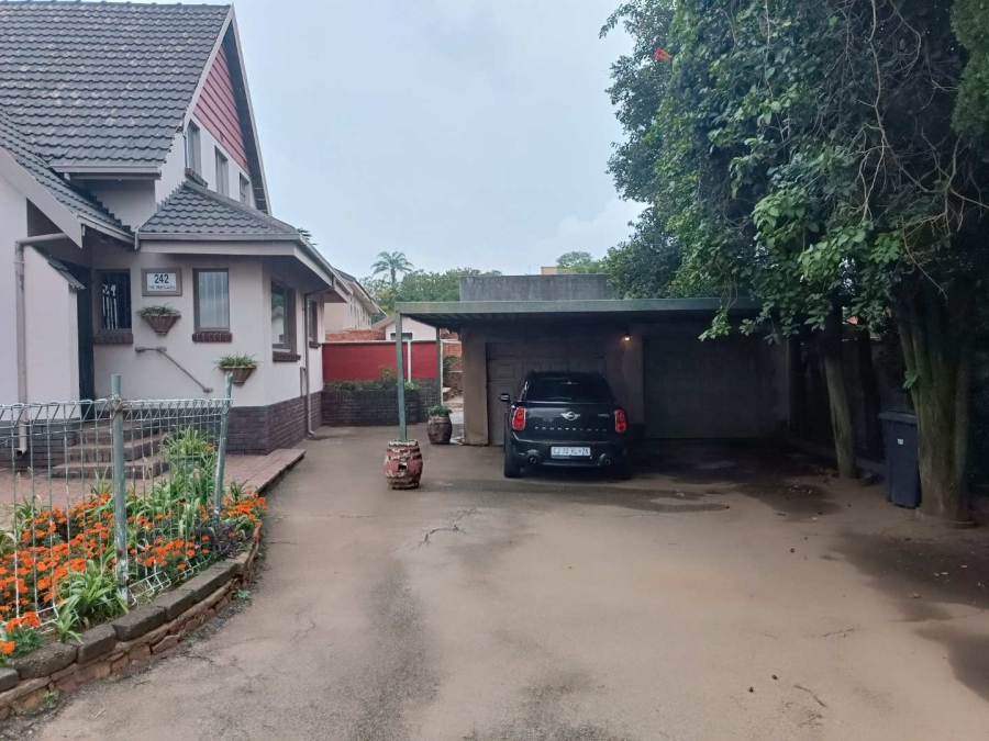 5 Bedroom Property for Sale in Linmeyer Gauteng