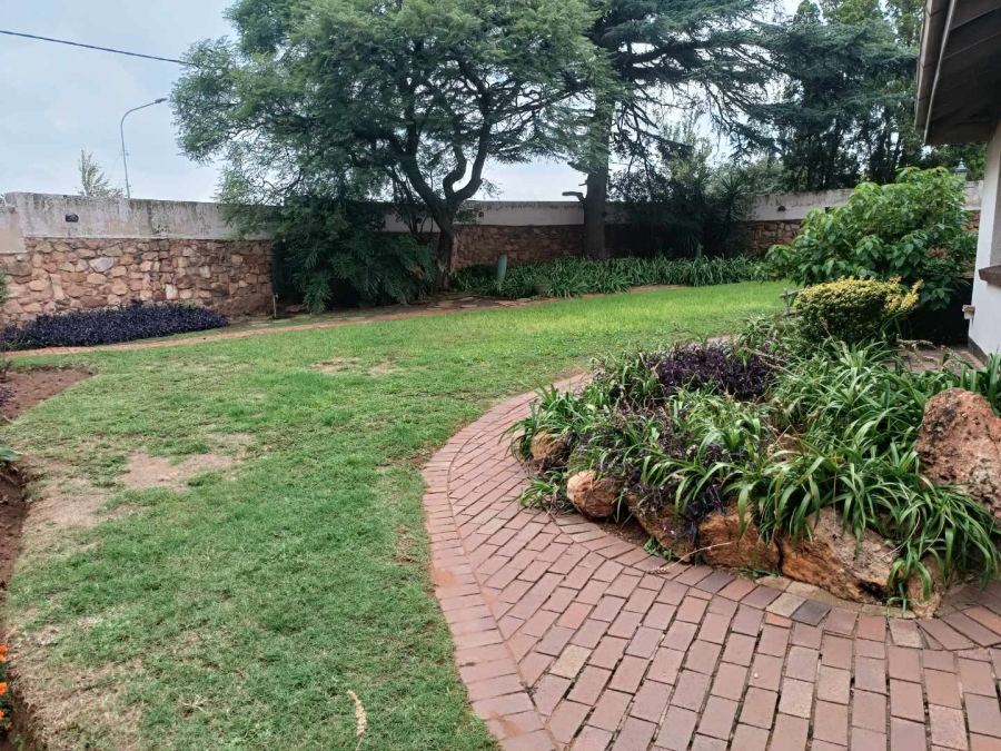 5 Bedroom Property for Sale in Linmeyer Gauteng
