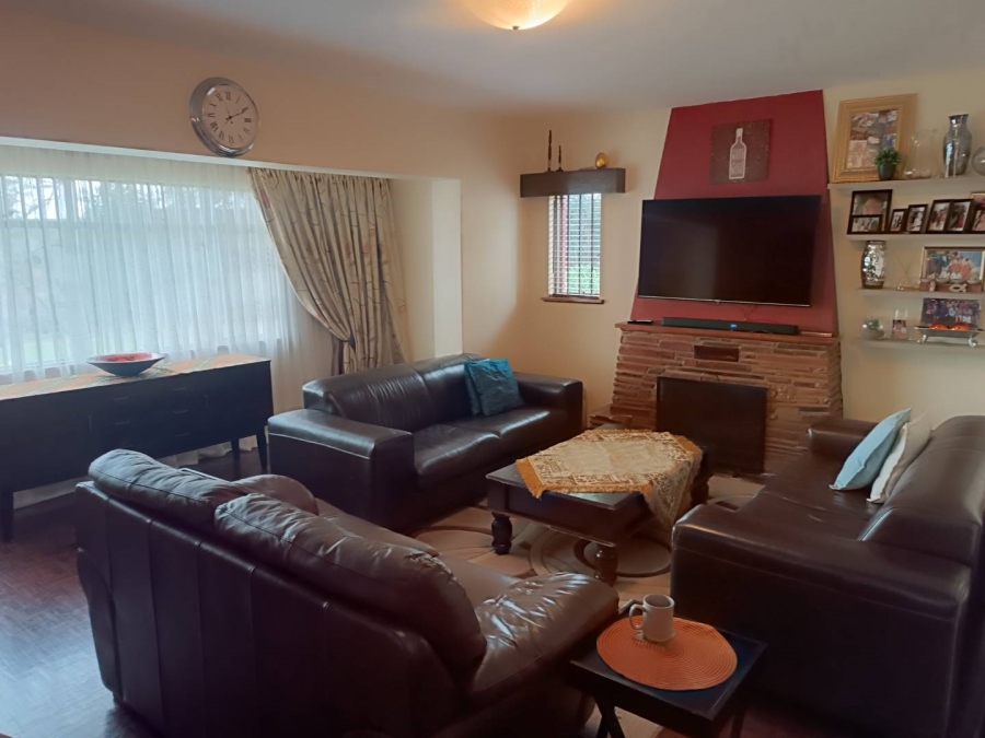 5 Bedroom Property for Sale in Linmeyer Gauteng