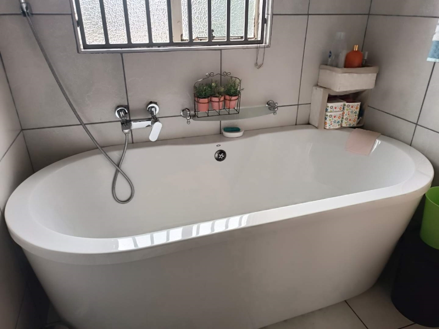 5 Bedroom Property for Sale in Linmeyer Gauteng