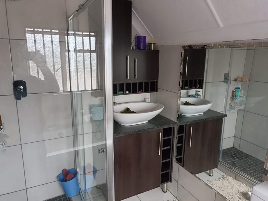 5 Bedroom Property for Sale in Linmeyer Gauteng