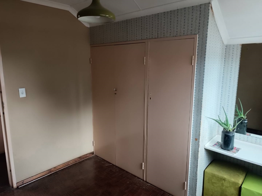 5 Bedroom Property for Sale in Linmeyer Gauteng