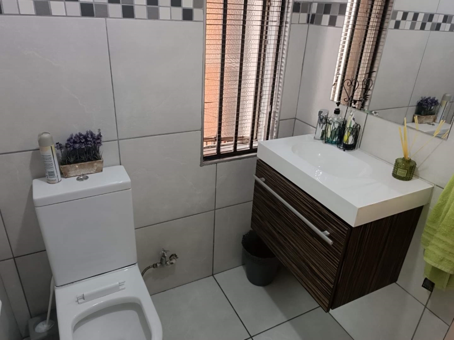 5 Bedroom Property for Sale in Linmeyer Gauteng