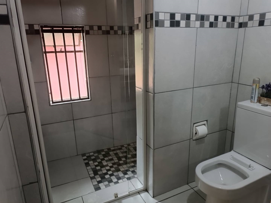 5 Bedroom Property for Sale in Linmeyer Gauteng