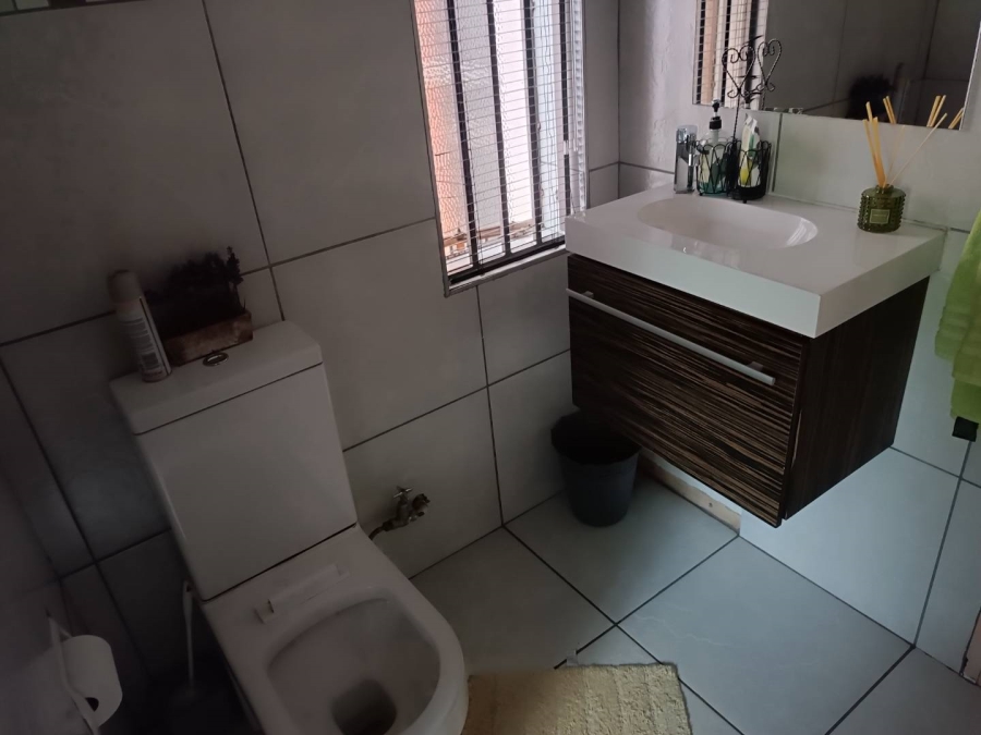 5 Bedroom Property for Sale in Linmeyer Gauteng