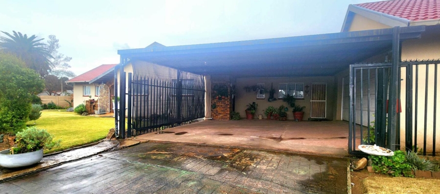 4 Bedroom Property for Sale in Verwoerdpark Gauteng