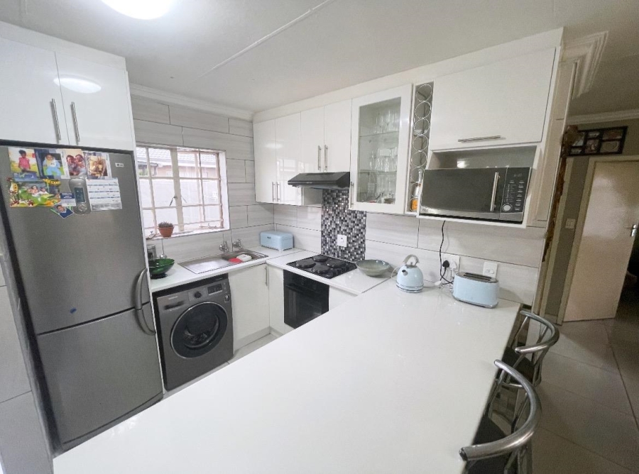 To Let 2 Bedroom Property for Rent in Birch Acres Gauteng