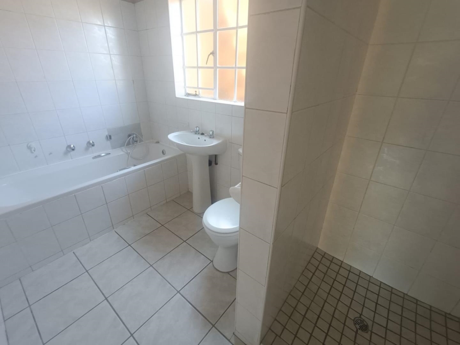 2 Bedroom Property for Sale in Die Hoewes Gauteng
