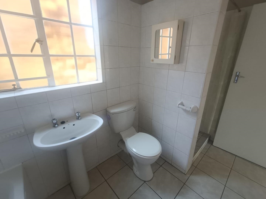 2 Bedroom Property for Sale in Die Hoewes Gauteng