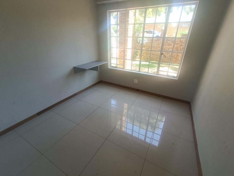 2 Bedroom Property for Sale in Die Hoewes Gauteng