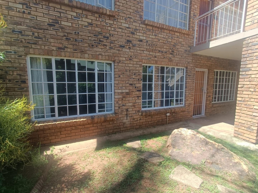 2 Bedroom Property for Sale in Die Hoewes Gauteng