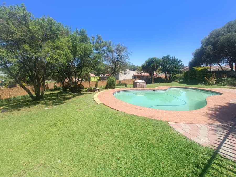2 Bedroom Property for Sale in Die Hoewes Gauteng