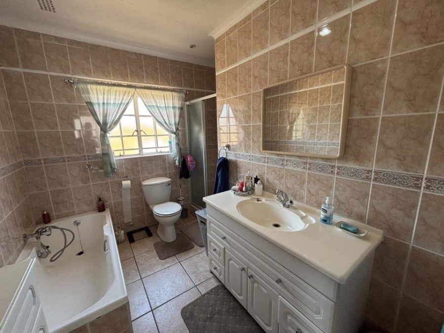 4 Bedroom Property for Sale in Bassonia Gauteng