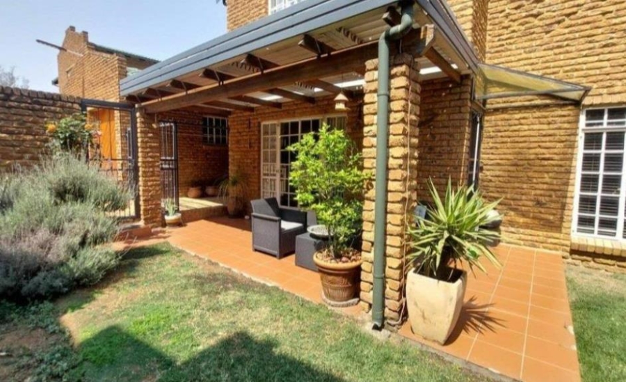 4 Bedroom Property for Sale in Bassonia Gauteng