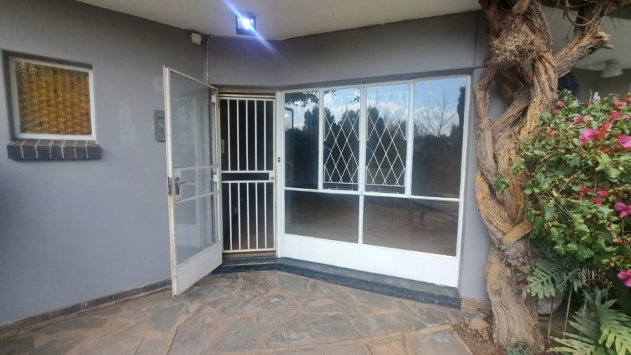To Let 2 Bedroom Property for Rent in Robindale Gauteng