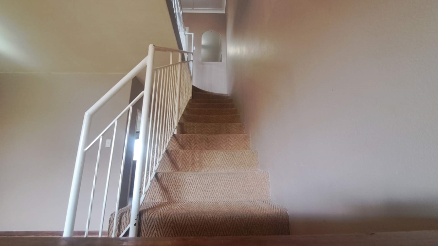 To Let 2 Bedroom Property for Rent in Robindale Gauteng