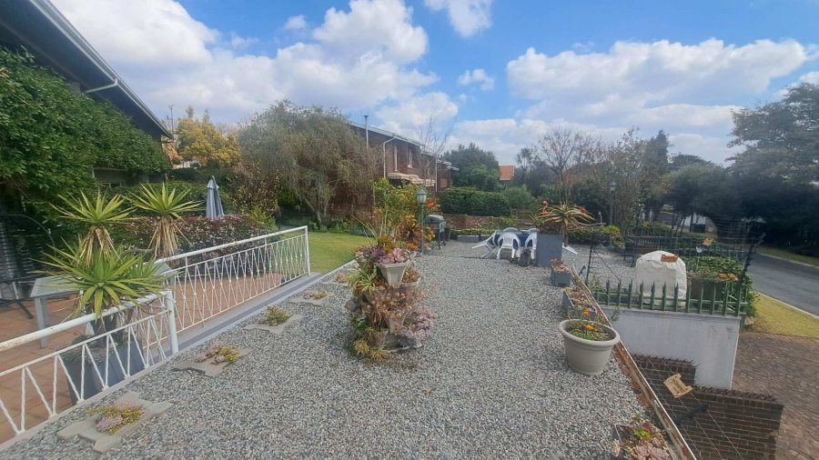 To Let 2 Bedroom Property for Rent in Robindale Gauteng