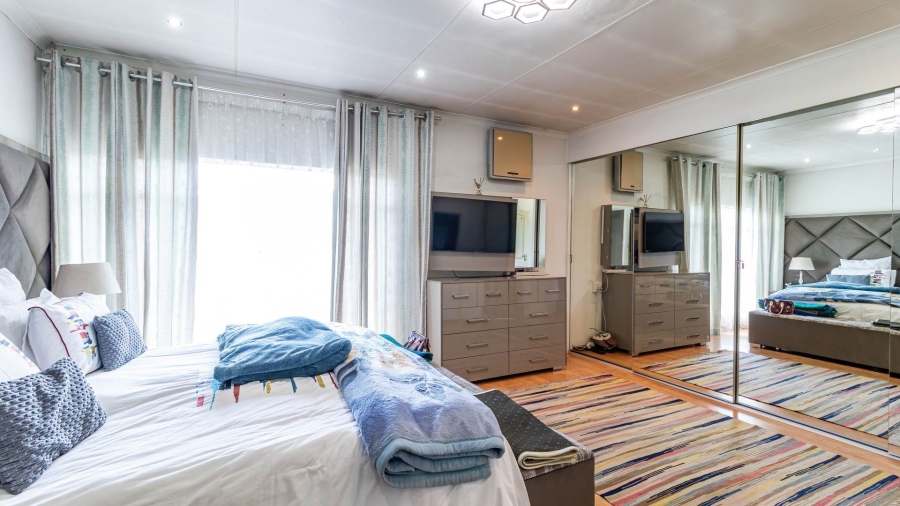 5 Bedroom Property for Sale in Lakefield Gauteng