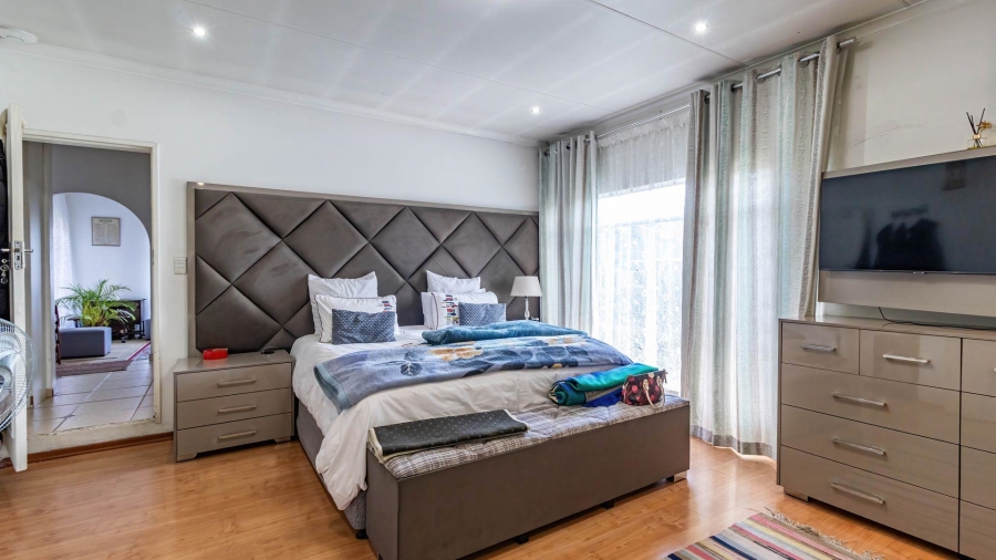 5 Bedroom Property for Sale in Lakefield Gauteng