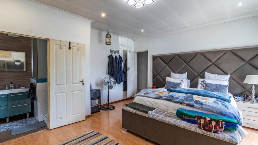 5 Bedroom Property for Sale in Lakefield Gauteng