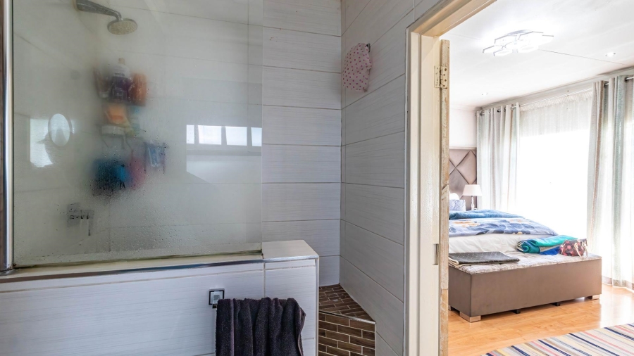 5 Bedroom Property for Sale in Lakefield Gauteng