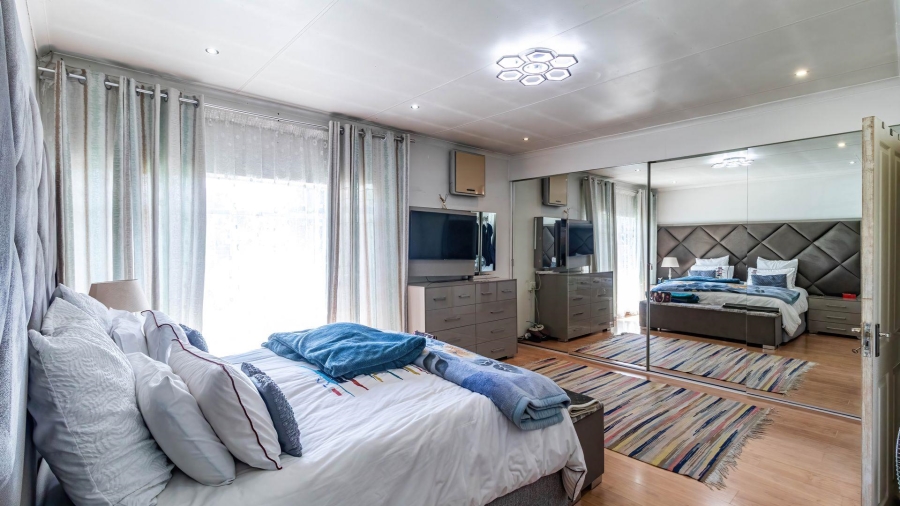 5 Bedroom Property for Sale in Lakefield Gauteng