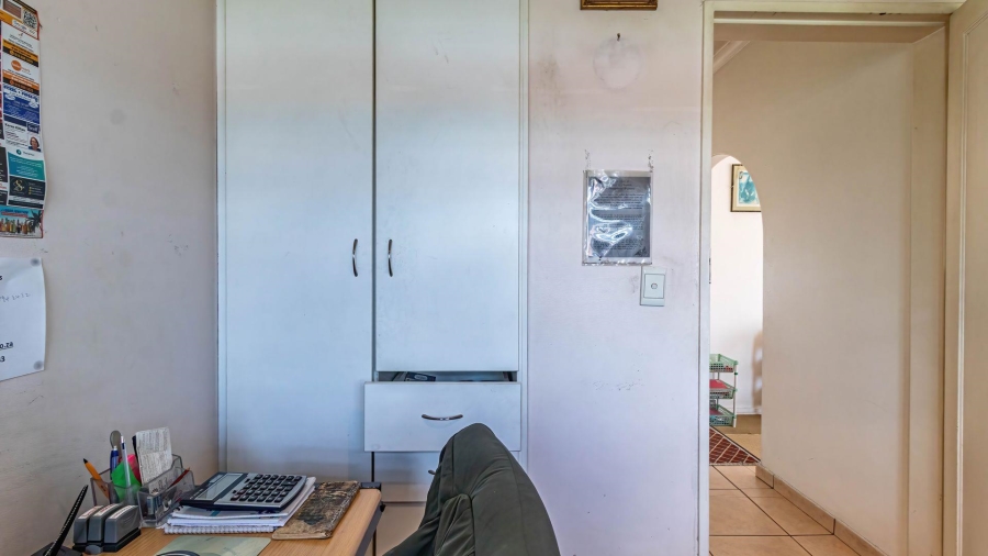 5 Bedroom Property for Sale in Lakefield Gauteng