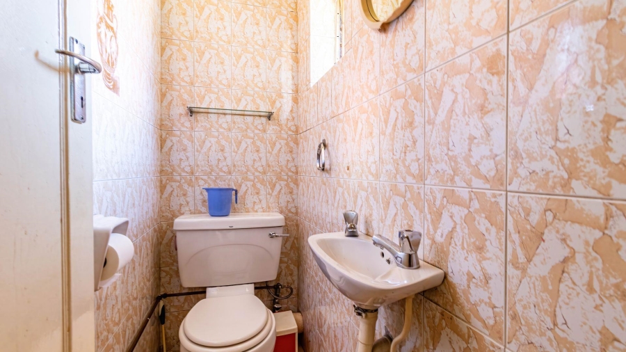 5 Bedroom Property for Sale in Lakefield Gauteng