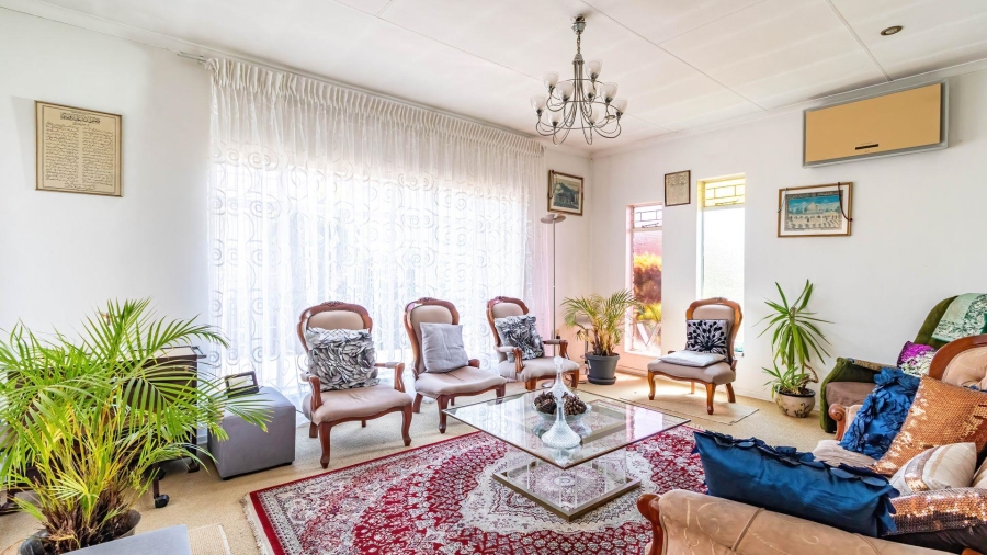 5 Bedroom Property for Sale in Lakefield Gauteng