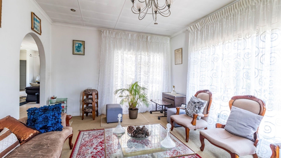 5 Bedroom Property for Sale in Lakefield Gauteng