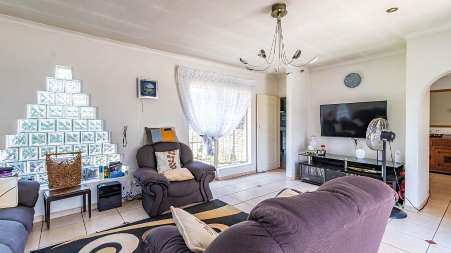 5 Bedroom Property for Sale in Lakefield Gauteng