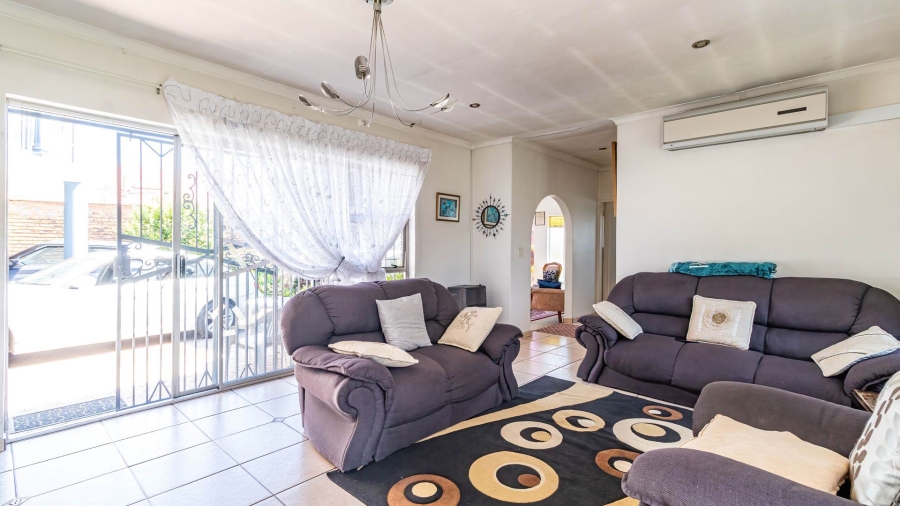 5 Bedroom Property for Sale in Lakefield Gauteng