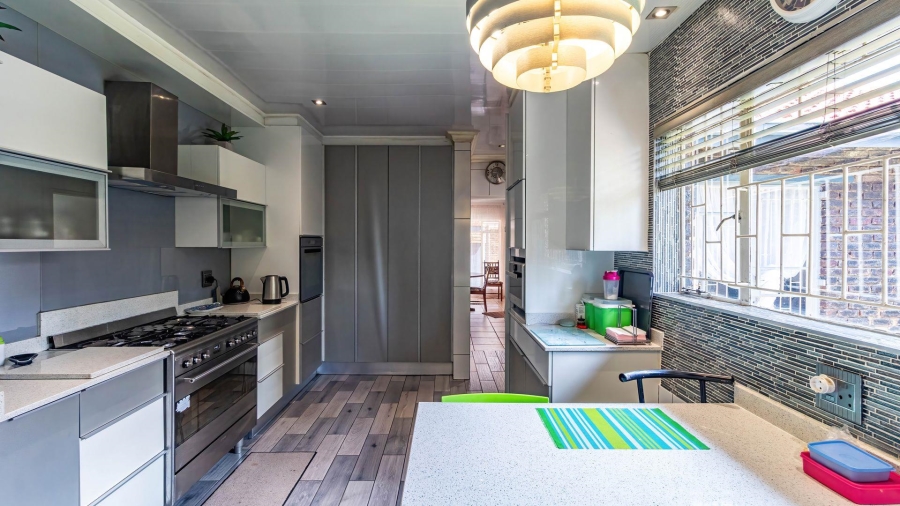 5 Bedroom Property for Sale in Lakefield Gauteng