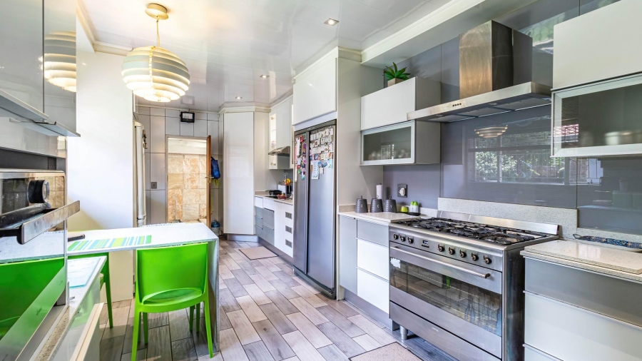 5 Bedroom Property for Sale in Lakefield Gauteng