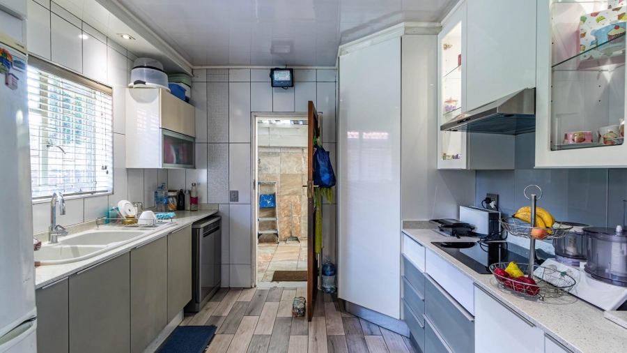 5 Bedroom Property for Sale in Lakefield Gauteng