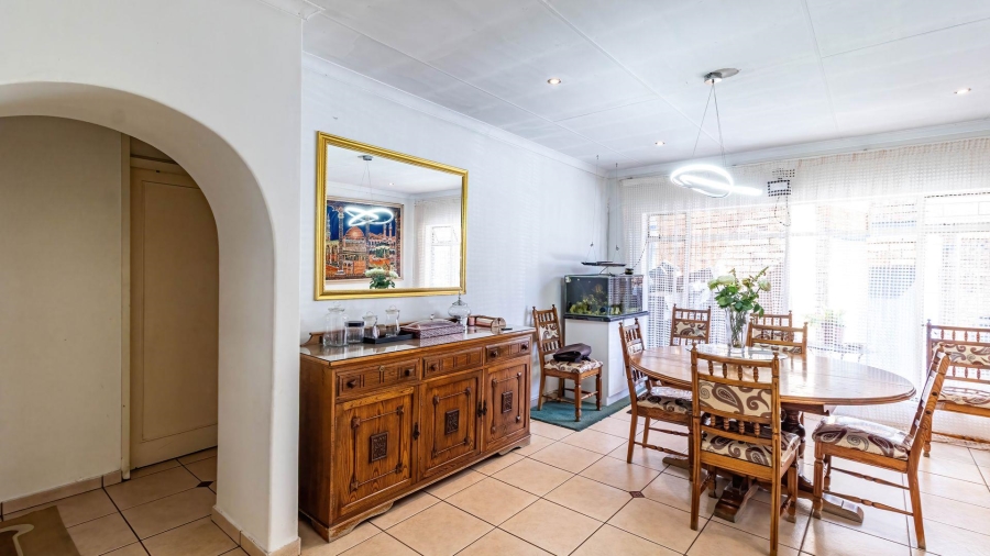 5 Bedroom Property for Sale in Lakefield Gauteng