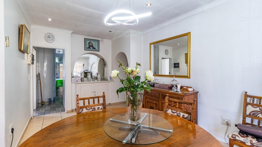 5 Bedroom Property for Sale in Lakefield Gauteng