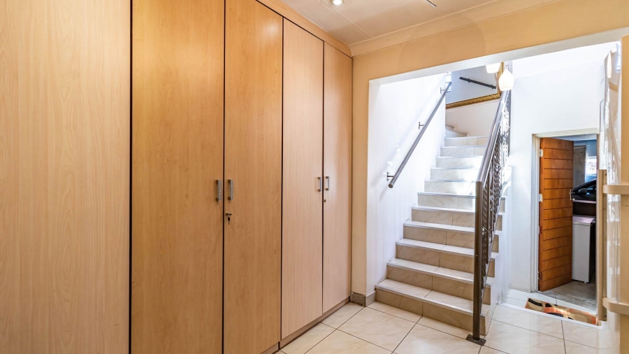 5 Bedroom Property for Sale in Lakefield Gauteng