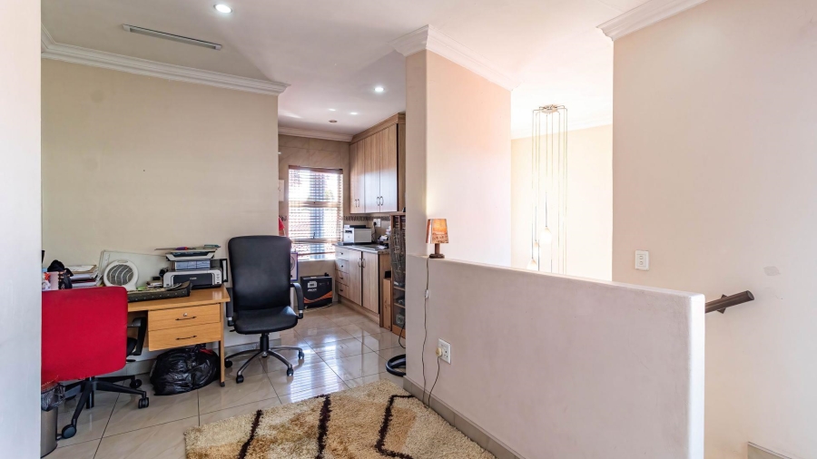 5 Bedroom Property for Sale in Lakefield Gauteng