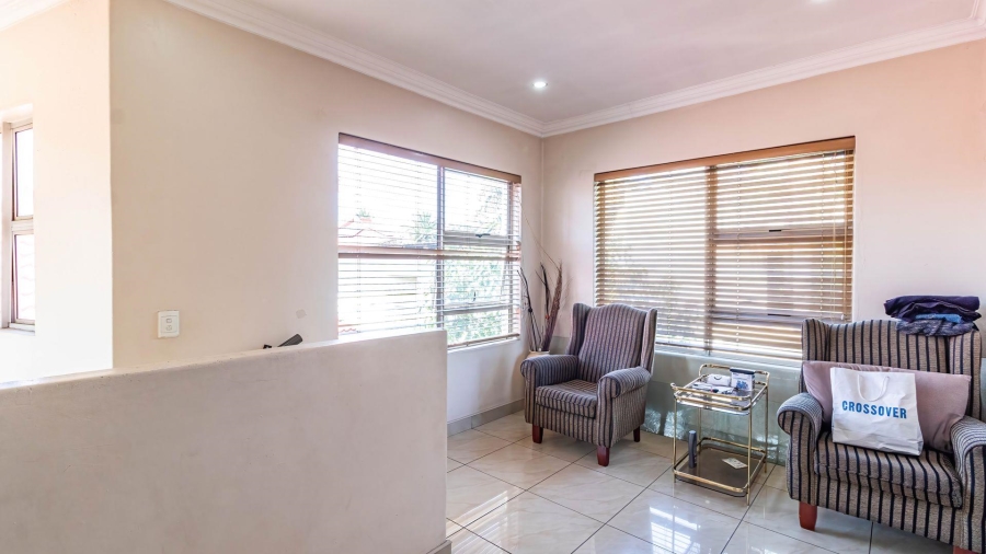 5 Bedroom Property for Sale in Lakefield Gauteng