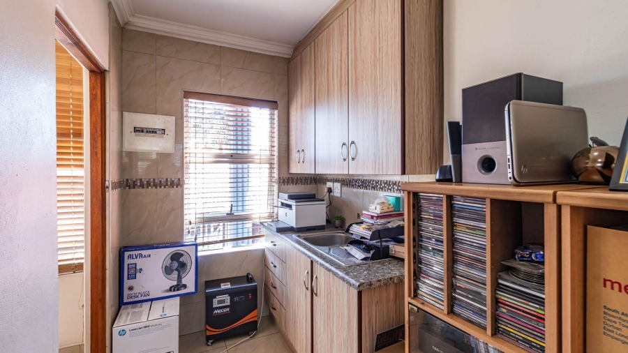 5 Bedroom Property for Sale in Lakefield Gauteng