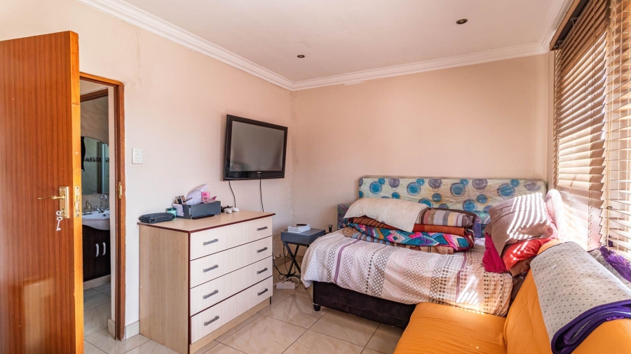 5 Bedroom Property for Sale in Lakefield Gauteng