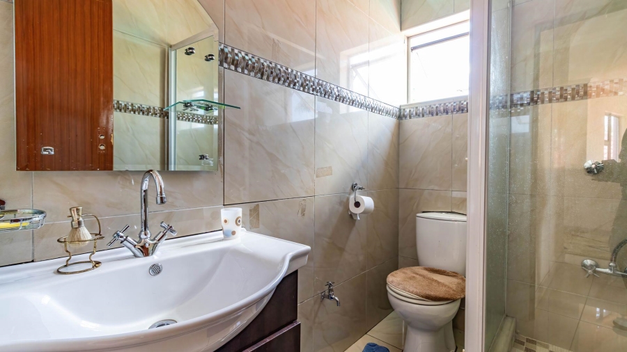 5 Bedroom Property for Sale in Lakefield Gauteng