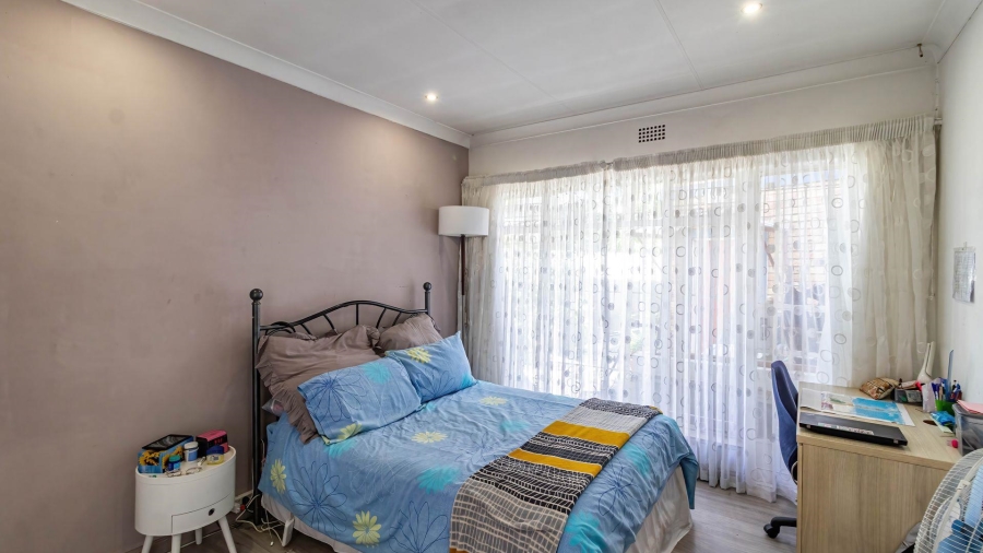 5 Bedroom Property for Sale in Lakefield Gauteng