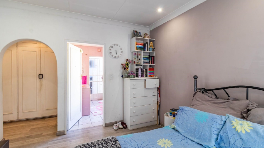 5 Bedroom Property for Sale in Lakefield Gauteng