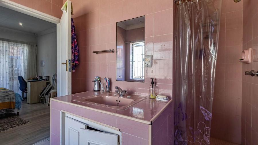 5 Bedroom Property for Sale in Lakefield Gauteng